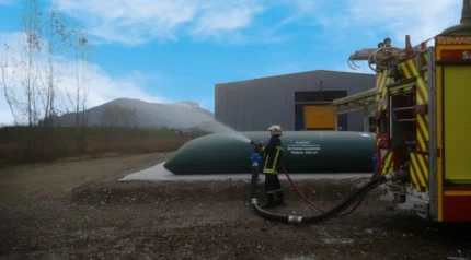 Fond beige minimaliste avec texte « 2021 » – section produit